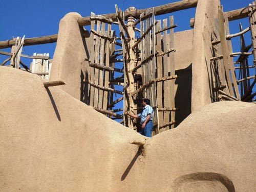 Trong số này, nhiều chiếc cối xay gió có từ triều đại Safavid. Theo đó, chúng được làm từ những nguyên liệu chính là đất sét, rơm và gỗ.