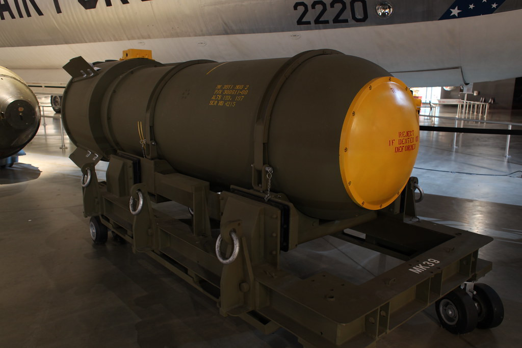 Do máy bay lao xuống đất nên 2 quả bom khinh khí Mark 39 rơi khỏi phi cơ xuống tiểu bang North Carolina. Mỗi quả bom có sức nổ tương đương 4 triệu tấn thuốc nổ TNT.