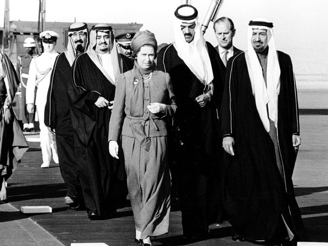 Kể từ khi lên ngôi, Nữ hoàng Elizabeth II không can thiệp vào các vấn đề chính trị của nước Anh nhưng có vai trò quan trọng trong việc giữ vững nền quân chủ lập hiến ở Anh cũng như duy trì được Khối thịnh vượng chung, giúp Hoàng gia Anh được cả thế giới biết đến, yêu quý.