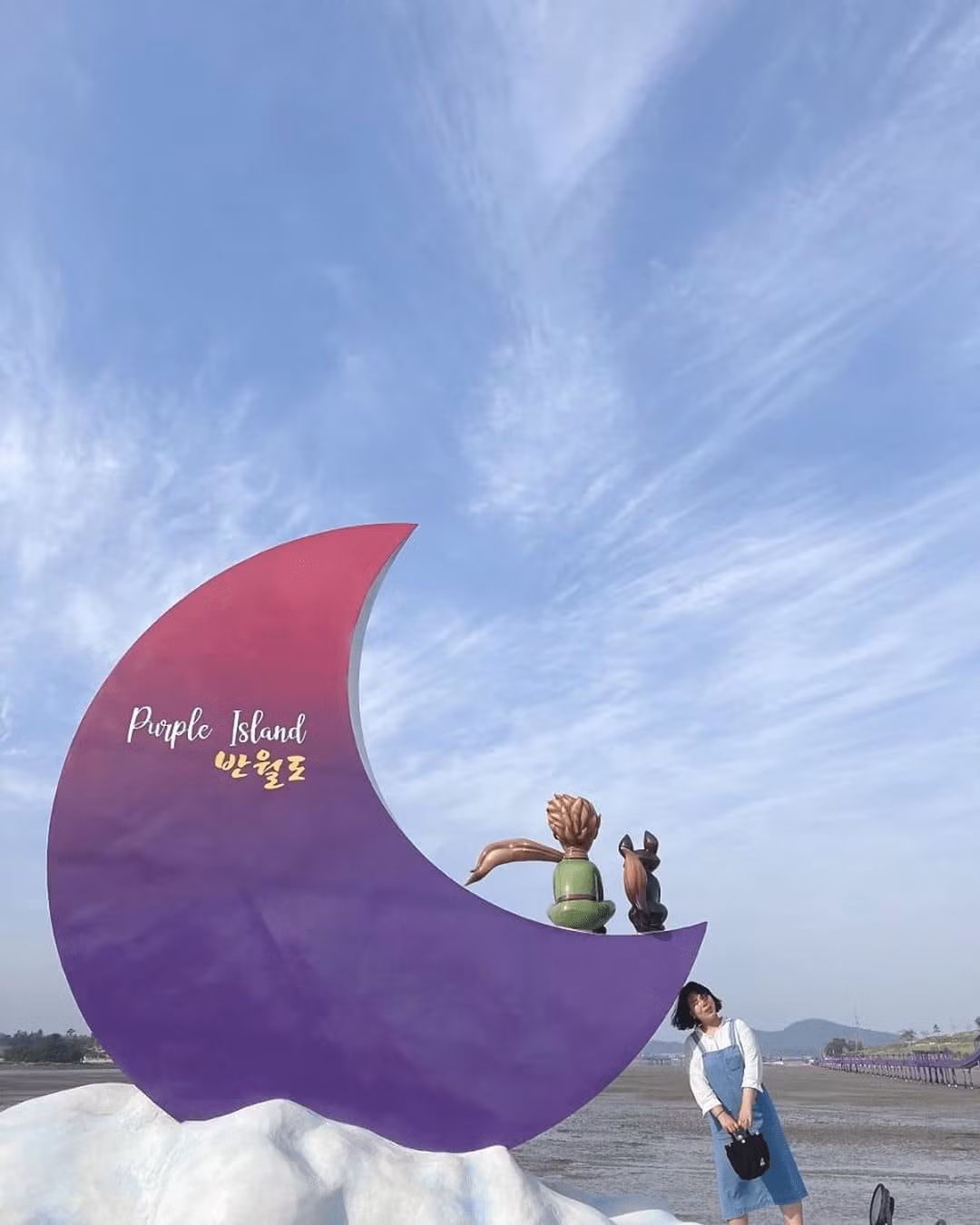 Nằm ở quận Sinan thuộc tỉnh Nam Jeolla, Hàn Quốc, " hòn đảo màu tím" Banwol-do hay còn gọi đảo Trăng khuyết trở thành điểm đến yêu thích của du khách.