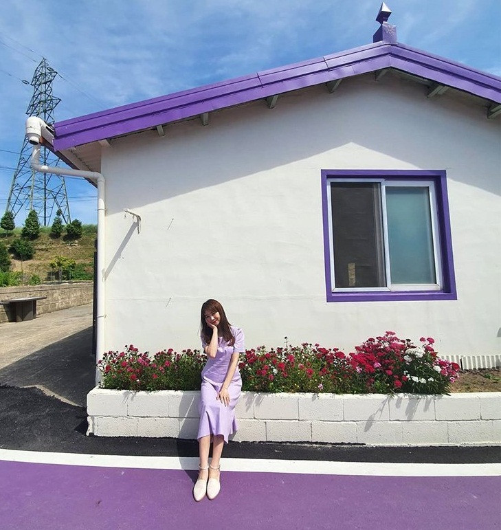 Khi tới đảo Banwol-do, du khách mua vé tham quan với các mức giá khác nhau tùy theo độ tuổi: 3.000 won/người lớn (khoảng 60.000 đồng), 2.000 won/thiếu niên và 1.000 won/trẻ em.