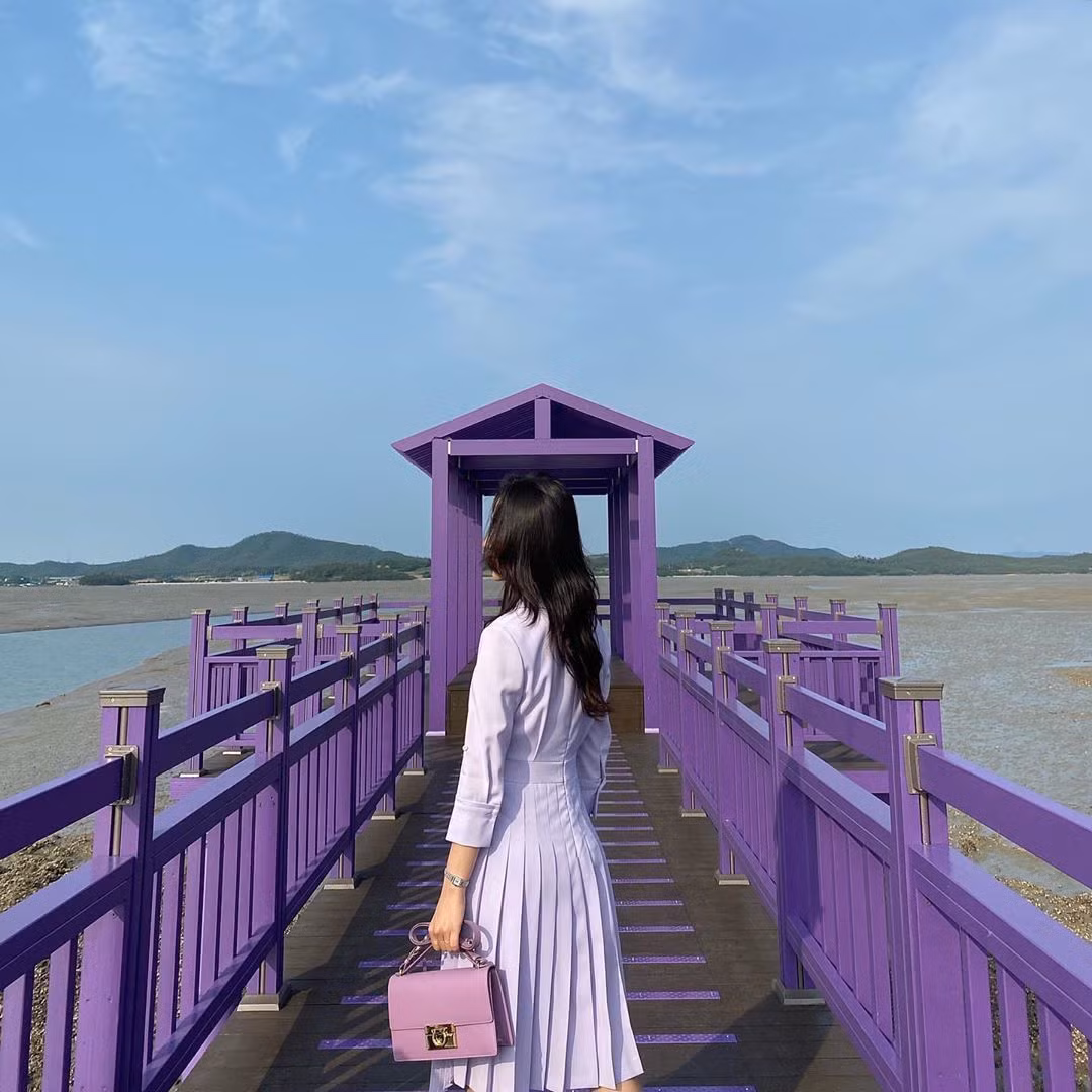 Cây cầu gỗ được sơn màu tím là địa điểm check-in của nhiều bạn trẻ.