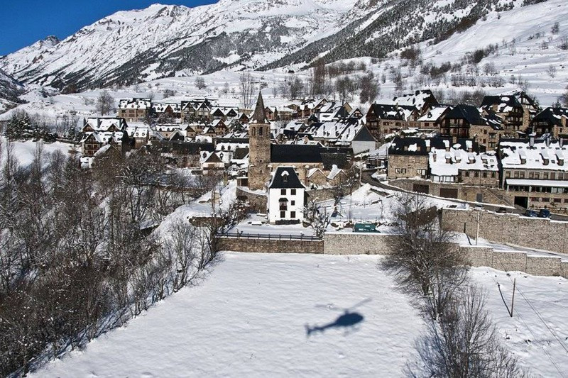 Ngôi làng cổ kính Bagergue (Lleida) có hơn 100 cư dân sinh sống. Nơi đây nằm ở độ cao 1.490 m so với mực nước biển gây ấn tượng với du khách bởi nhiều công trình xây dựng từ thế kỷ 13.