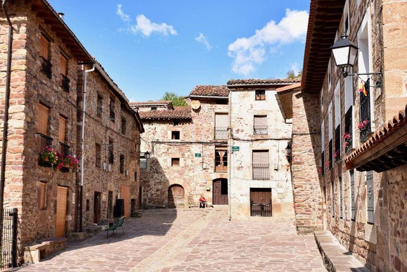 Nằm cách làng Viniegra Abajo khoảng 5 km là ngôi làng Viniegra de Arriba (La Rioja) với nhiều ngôi nhà được xây từ thế kỷ 17.