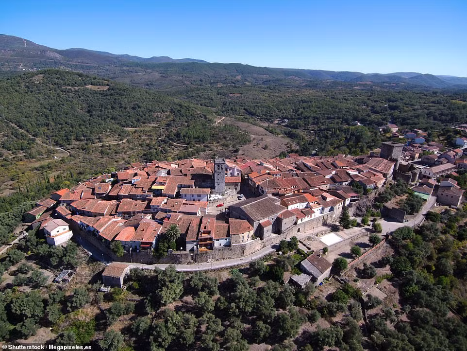 Miranda del Castañar nằm ở trung tâm dãy núi Sierra de Francia ở tỉnh Salamanca là nơi sinh sống của khoảng 400 người. Ngôi làng có trường đấu bò lâu đời nhất ở Tây Ban Nha.