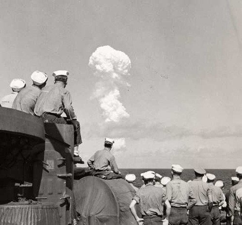 Khi con người tiếp xúc với phóng xạ từ các vụ nổ hạt nhân sẽ ảnh hưởng lớn đến sức khỏe như mắc một số bệnh nguy hiểm như ung thư.