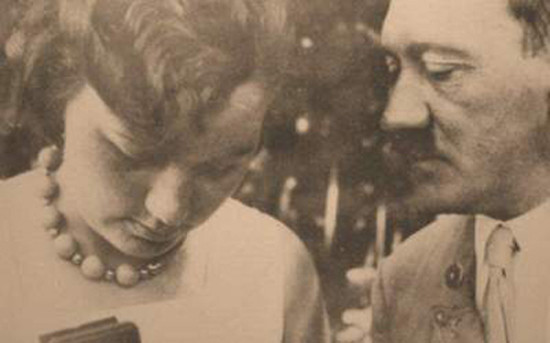Hai phụ nữ này đều có điểm chung là yêu Hitler một cách điên cuồng, sẵn sàng làm mọi thứ để được người yêu chú ý, kể cả tự sát. Cụ thể, Hitler có mối tình cậu cháu với người Geli Raubal - con gái người chị cùng cha khác mẹ của trùm phát xít, bà Angela Hammitsch.