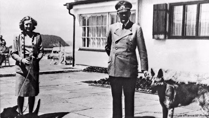 Đó là người tình lâu năm nhất của Hitler có tên Eva Braun. Hai người gặp nhau lần đầu tại một studio chụp ảnh vào năm 1929. Không lâu sau, Eva rơi vào lưới tình và yêu say đắm trùm phát xít Đức.