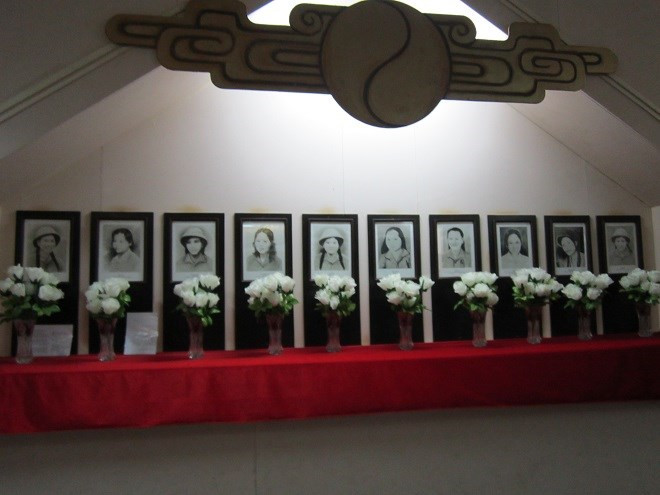 Với "tinh thần thép" đó, tiểu đội 4 anh dũng hy sinh do trúng bom trong lúc đang đào lấp hố bom thông đường tại Ngã ba Đồng Lộc. Ảnh: Lao động.