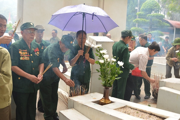 Năm 1975, Việt Nam hoàn toàn thống nhất. Kể từ đó cho đến nay, toàn bộ người dân luôn khắc sâu trong tim tấm lòng yêu nước, tinh thần quả cảm và khát vọng hòa bình của những chiến công của các anh hùng liệt sĩ hy sinh Ngã ba Đồng Lộc. Hàng triệu thanh niên Việt Nam lấy họ làm tấm gương để phấn đấu đưa đất nước ngày càng giàu mạnh, xứng đáng với những gì mà họ đã hy sinh để chúng ta có cuộc sống hòa bình. Ảnh: thanhtra. Mời độc giả xem video: Nửa thế kỷ nhìn lại 10 cô gái Ngã ba Đồng Lộc. Nguồn: VTC1.