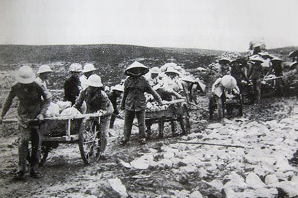 Trong quá trình làm nhiệm vụ, nhiều người đã ngã xuống. Họ qua đời còn rất trẻ, có người chưa lập gia đình... Sự hy sinh của những anh hùng liệt sĩ này đóng vai trò quan trong trong sự nghiệp giải phóng dân tộc, thống nhất đất nước. Ảnh: Tư liệu.