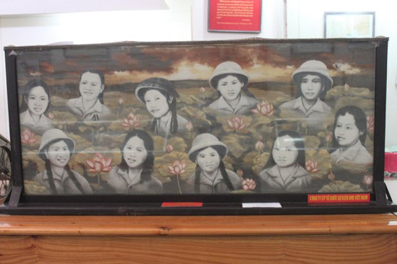 10 nữ thanh niên xung phong này do Võ Thị Tần làm tiểu đội trưởng. Họ làm nhiệm vụ san lấp hố bom để cho xe đi qua với khẩu hiệu “máu có thể chảy, tim có thể ngừng nhưng mạch máu giao thông không bao giờ tắt”. Ảnh: SGGP.