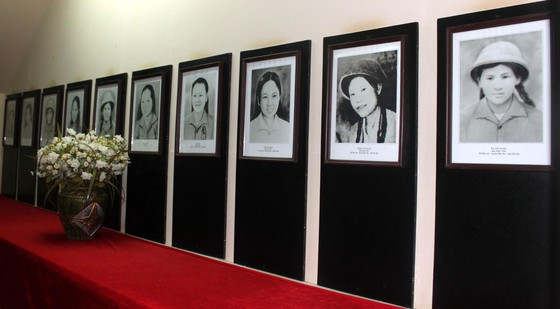 Câu chuyện nổi tiếng nhất tại Ngã ba Đồng Lộc là sự hy sinh của 10 nữ thanh niên xung phong ngày 24/7/1968. Họ là những cô gái ở trong độ tuổi từ 17 - 24, thuộc Tiểu đội 4, Đại đội 552, Tổng đội Thanh niên xung phong 55 của tỉnh Hà Tĩnh. Ảnh: SGGP.