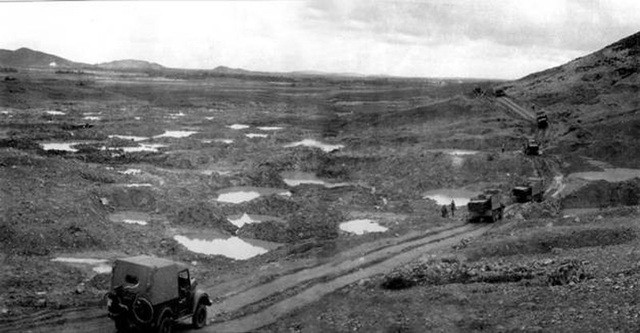 Để tuyến đường huyết mạch nối liền hậu phương lớn miền Bắc với tiền tuyến miền Nam luôn thông suốt, nhiều lực lượng như Bộ đội, Thanh niên xung phong, công nhân giao thông, công an, dân quân du kích… tham gia thực hiện các nhiệm vụ san lấp hố bom, phá bom nổ chậm, làm cọc tiêu dẫn đường... Ảnh: Tư liệu.