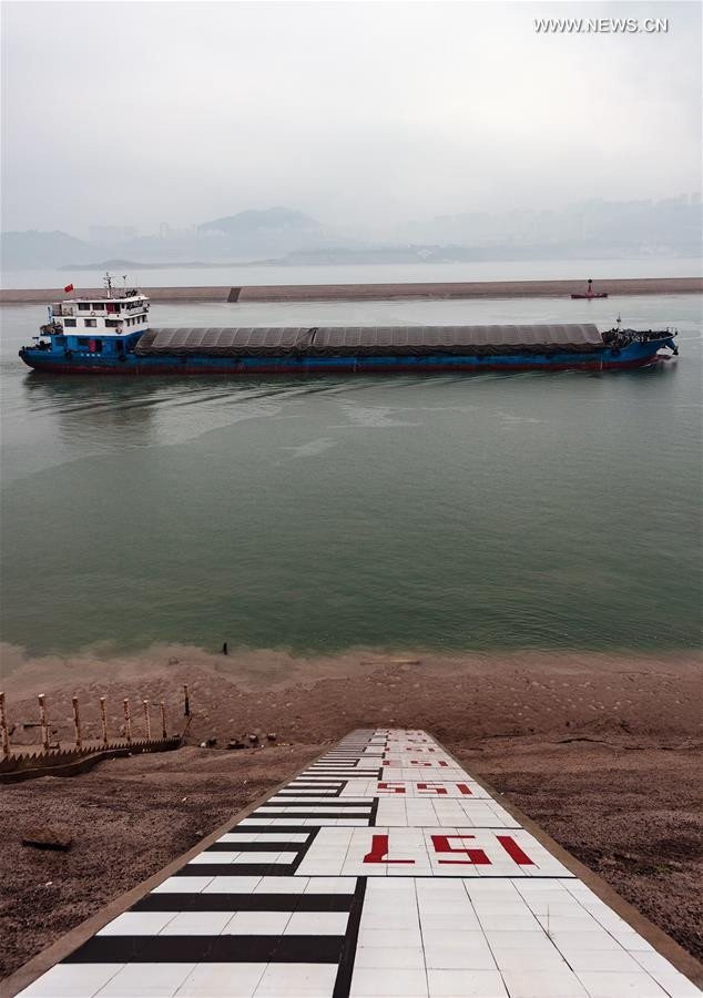 Bên cạnh sản xuất điện, đập Tam Hiệp còn trang bị thang máy nâng tàu và khóa tàu lớn nhất thế giới. Theo ước tính, khoảng 130 tàu đi qua đập Tam Hiệp mỗi ngày.