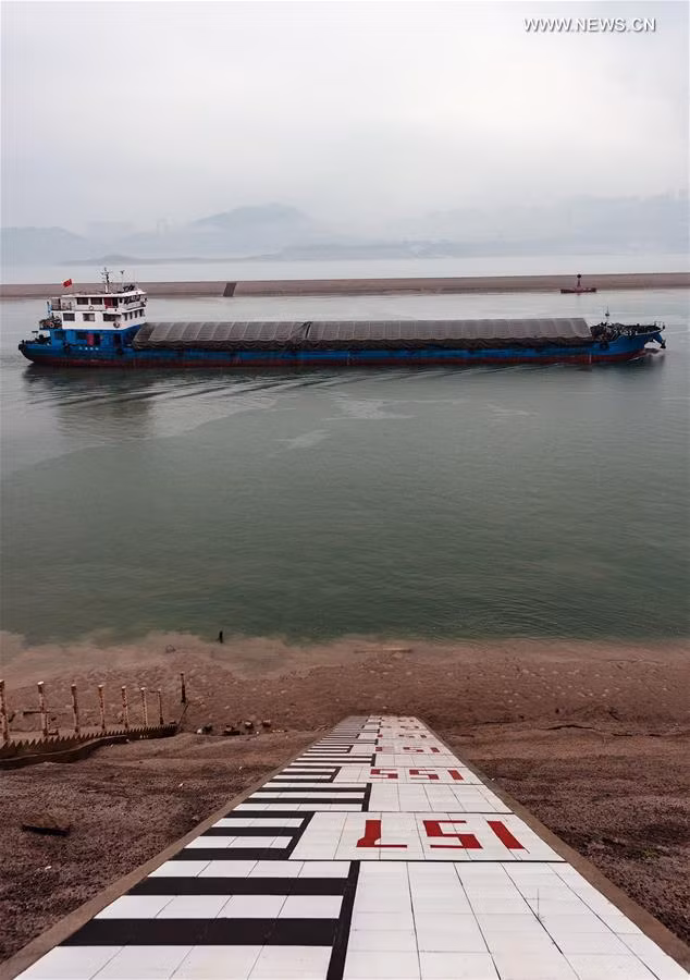 Bên cạnh sản xuất điện, đập Tam Hiệp còn trang bị thang máy nâng tàu và khóa tàu lớn nhất thế giới. Theo ước tính, khoảng 130 tàu đi qua đập Tam Hiệp mỗi ngày.