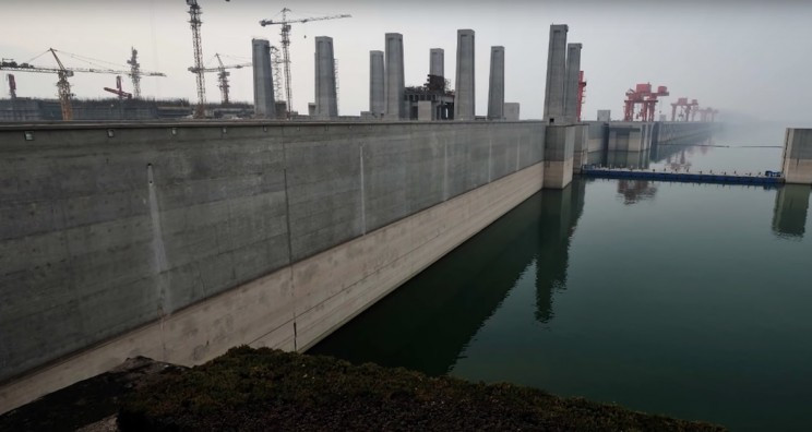 Công trình này sử dụng 27,2 triệu m3 bê tông, chủ yếu cho thành đập, 463.000 tấn thép (đủ xây 63 tháp Eiffel) và đào 102,6 triệu m3 đất.