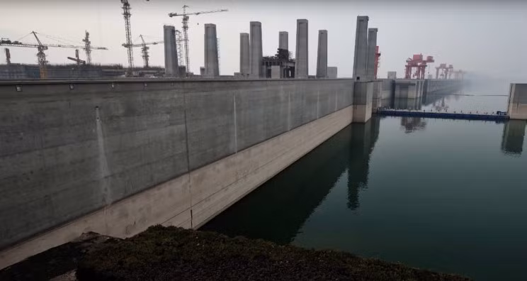 Công trình này sử dụng 27,2 triệu m3 bê tông, chủ yếu cho thành đập, 463.000 tấn thép (đủ xây 63 tháp Eiffel) và đào 102,6 triệu m3 đất.