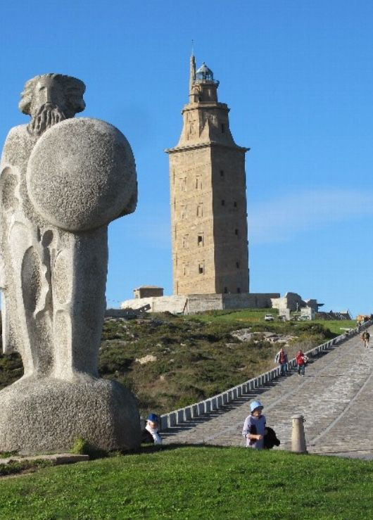 Người La Mã hoàn thành việc xây dựng tháp Hercules vào thế kỷ thứ 2 sau Công nguyên. Theo đó, tháp Hercules được xem là ngọn hải đăng lâu đời nhất thế giới tồn tại đến ngày nay.