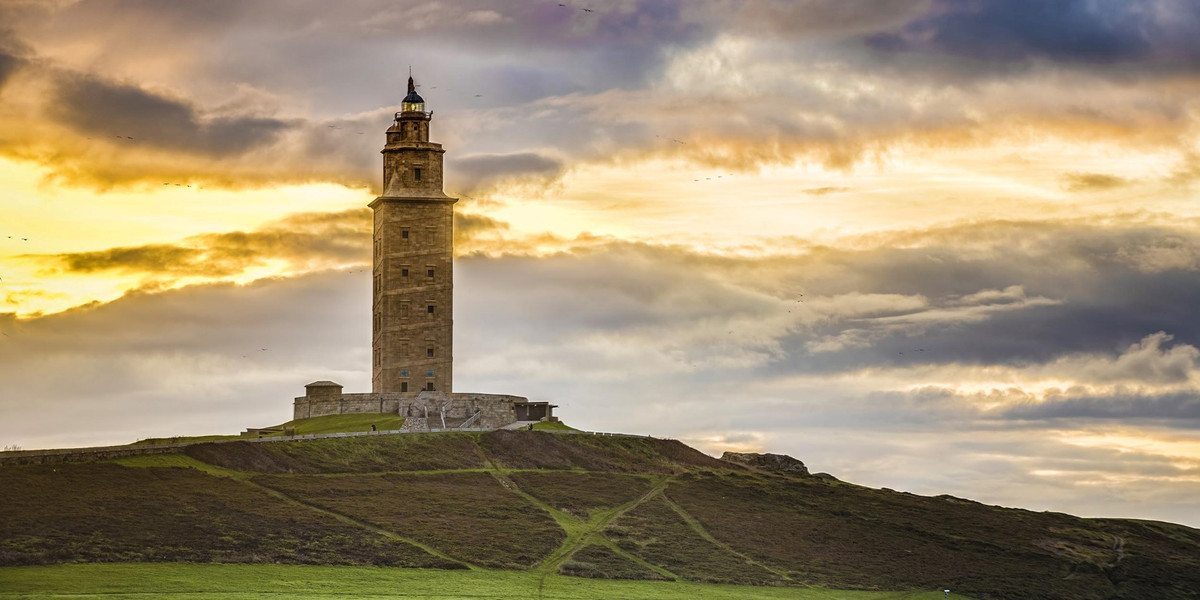 Hercules chôn Geryon xuống đất. Về sau, tháp Hercules được xây dựng phía trên nơi có hài cốt người khổng lồ.