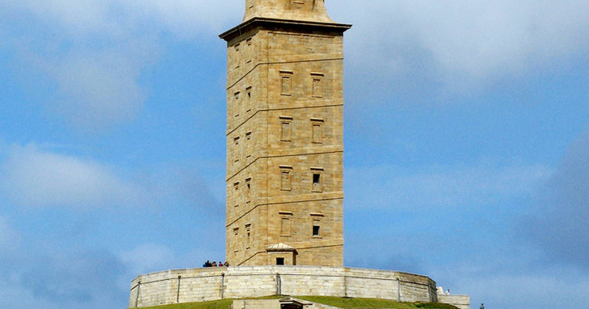 Vì thế, một số chuyên gia dự đoán tháp Hercules không chỉ đóng vai trò là một ngọn hải đăng mà còn có nhiệm vụ một pháo đài phòng thủ trong thời chiến, bảo vệ quân đội La Mã trước kẻ xâm lược.