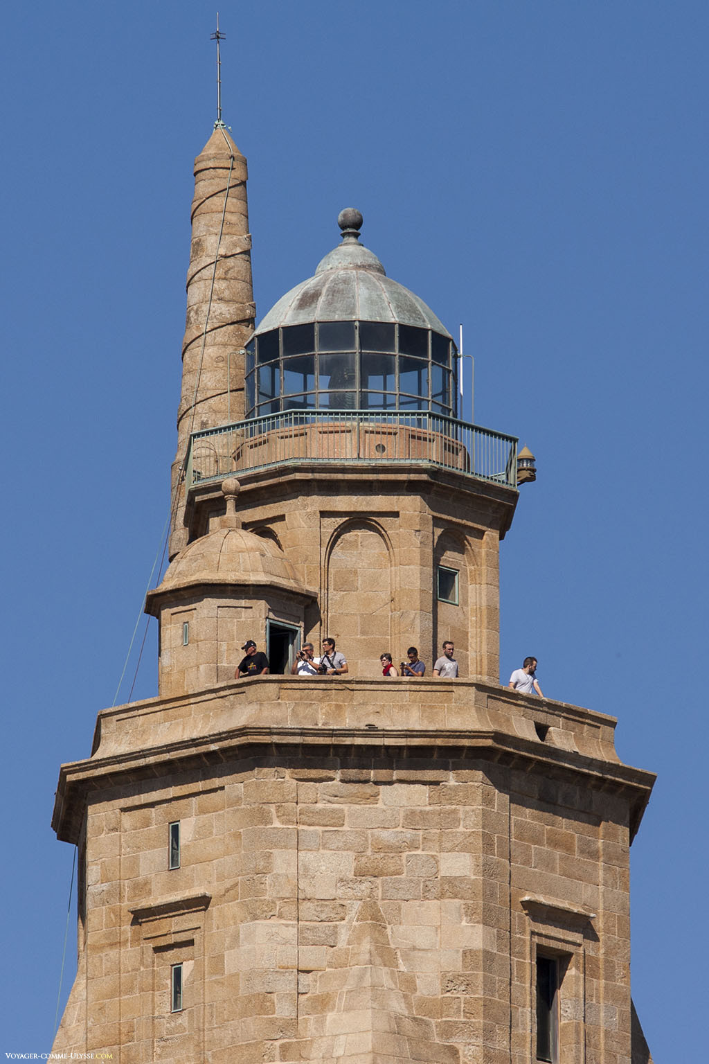 Tháp Hercules gắn liền với truyền thuyết về người khổng lồ. Theo các giai thoại, người anh hùng Hercules chiến đấu với người khổng lồ Geryon trong suốt 3 ngày đêm và cuối cùng giành chiến thắng.