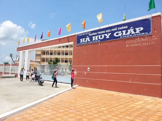 Can Tho: Hoc sinh lop 10 roi tu lau cao xuong dat tu vong