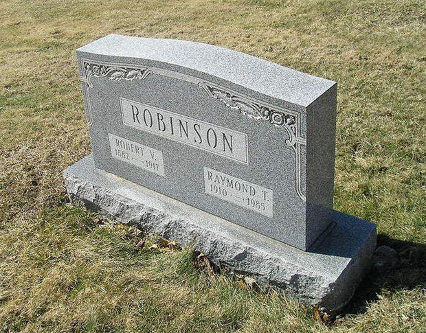 Vào những buổi tối, Ray đi lang thang trên những con đường gần nhà. Đến năm 1981, ông qua đời trong viện dưỡng lão. Sau đó, những giai thoại về người đàn ông không mặt xuất hiện và được lan truyền đến ngày nay. Mời độc giả xem video: Thanh Hóa: Nữ sinh lớp 8 mất tích bí ẩn. Nguồn: VTC Now. 