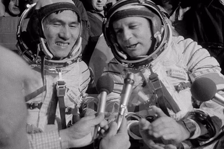 Hai nhà du hành vũ trụ Phạm Tuân và Gorbatko tiến hành gần 40 thí nghiệm viễn thám hàng không, hòa tan các mẫu khoáng chất và các thí nghiệm cây trồng trên bèo hoa dâu. Ảnh: TTXVN.