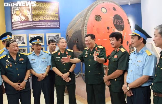 Năm 1989, Phạm Tuân trở thành Phó tư lệnh Chính trị Quân chủng Không quân. Sau đó, ông được phong hàm Trung tướng, giữ chức Tổng cục trưởng Tổng cục Công nghiệp Quốc phòng trực thuộc Bộ Quốc phòng. Ông nghỉ hưu từ cuối năm 2007. Ảnh: VTC. Mời độc giả xem video: Trung tướng Phạm Tuân và tình bạn xuyên thế kỷ. Nguồn: VTC1.