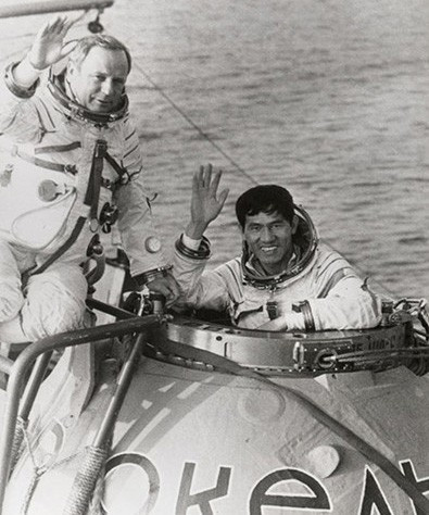 4 năm sau, Phạm Tuân được cử sang Liên Xô theo học Học viện Không quân Gagarin. Khi lựa chọn phi công người Việt Nam vào vũ trụ, ông là lựa chọn cuối cùng cho đủ 4 suất. Sau 15 tháng chuẩn bị kỹ thuật và thể lực cho chuyến bay vào vũ trụ, Phạm Tuân bước vào thực hiện sứ mệnh lịch sử làm rạng danh đất nước Việt Nam. Ảnh: TTXVN.