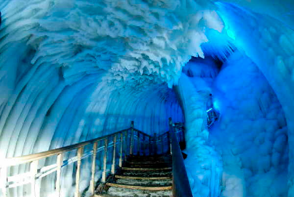 Hang động băng độc đáo này được hình thành trong thời kỳ băng hà, khoảng 3 triệu năm trước.