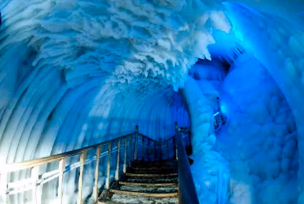 Hang động băng độc đáo này được hình thành trong thời kỳ băng hà, khoảng 3 triệu năm trước.