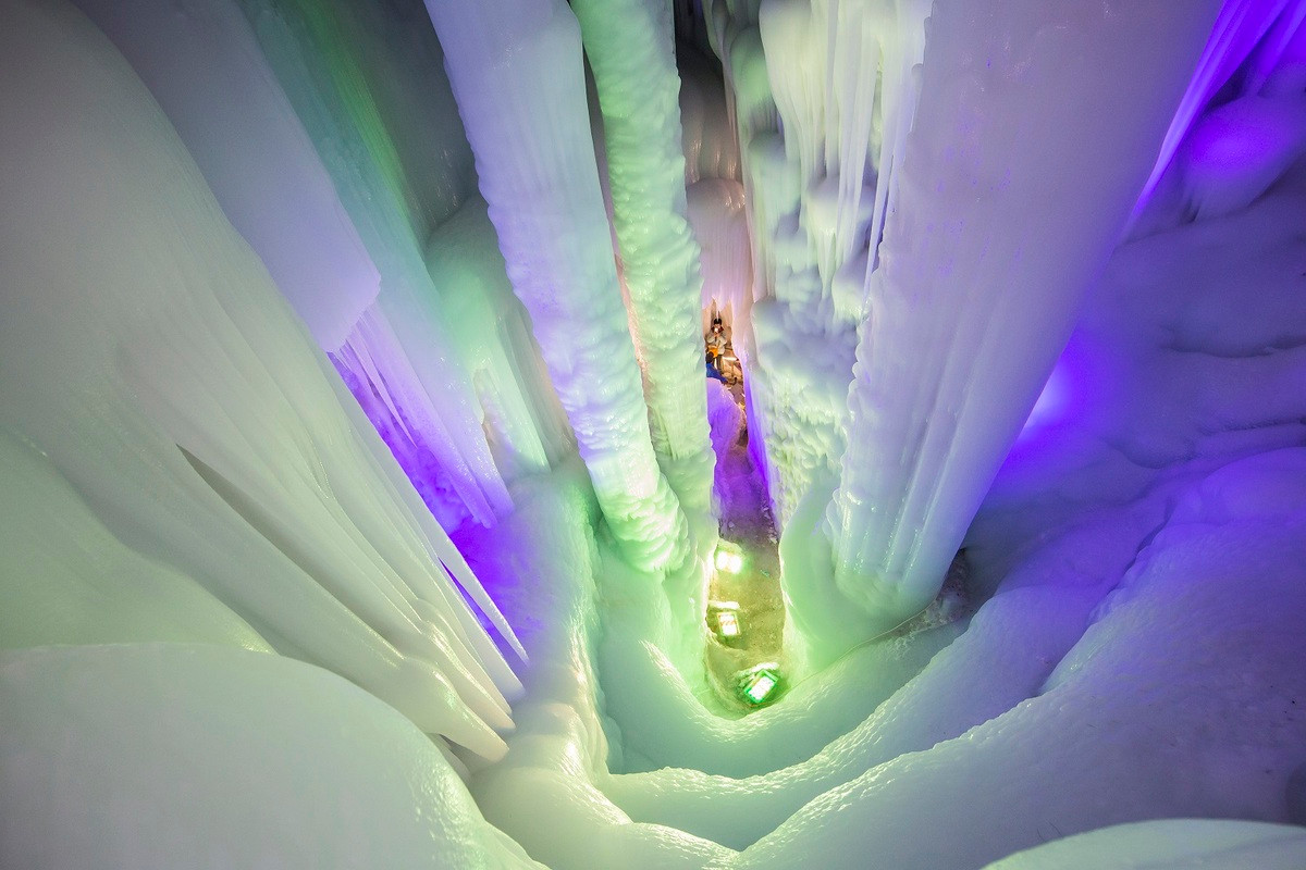 Bên trong hang động có nhiều cột đăng, nhũ đá trắng xóa dài tạo nên cảnh đẹp tráng lệ.