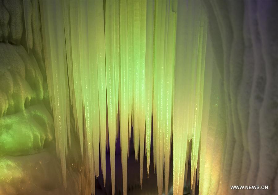 Mỗi tầng được kết nối với nhau bởi những cầu thang xoắn ốc. Du khách đi theo lối cầu thang và nhìn xuyên qua các lỗ hình thành trên băng để chiêm ngưỡng vẻ đẹp độc đáo của hang động tự nhiên này.