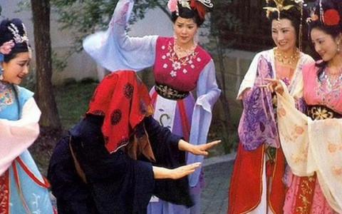 Bề ngoài hắn nói bắt 8 cô gái này về hầu hạ vị hoàng hậu nhưng thực chất là để cho hắn hưởng lạc.