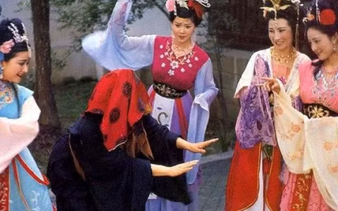 Bề ngoài hắn nói bắt 8 cô gái này về hầu hạ vị hoàng hậu nhưng thực chất là để cho hắn hưởng lạc.