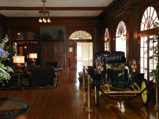 Kể từ sau cái chết của Elizabeth, một số hiện tượng kỳ lạ khó lý giải xảy ra tại phòng 217. Một số khách nghỉ qua đêm tại căn phòng này cho hay bị một "thế lực bí ẩn" đánh thức vào giữa đêm.