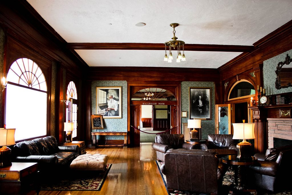 Tuy nhiên, đến nay, giới khoa học vẫn chưa thể chứng minh "hồn ma" có thật. Do vậy, những chuyện kỳ bí xảy ra tại phòng 217 của khách sạn Stanley tiếp tục thu hút sự hiếu kỳ của công chúng. Thế nhưng, không phải ai cũng đủ dũng cảm để ngủ qua đêm tại căn phòng này. Mời độc giả xem video: Nhóm thầy tu bịa chuyện ma ám, lừa 200 triệu đồng. Nguồn: VTC14.