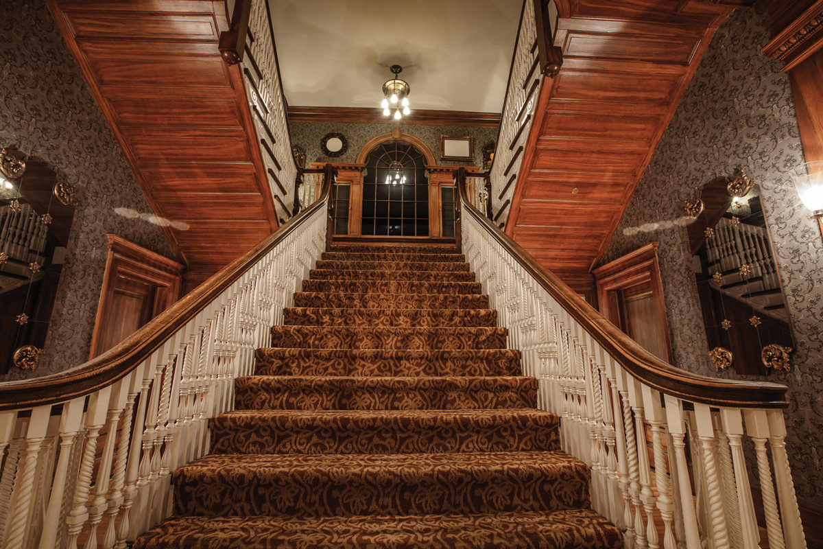 Những người hầu gái được yêu cầu mang nến đến các phòng của khách trong khách sạn.