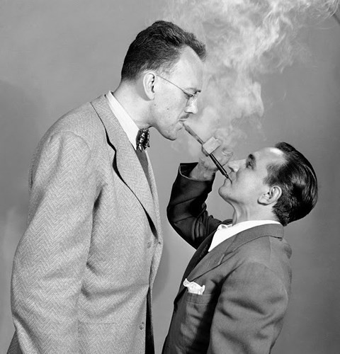 Tẩu hút thuốc đôi xuất hiện ở Mỹ năm 1949. Nhờ phát minh quái dị này, 2 người đàn ông có thể hút thuốc cùng lúc.