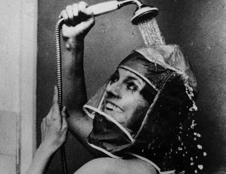 Vào năm 1970, mũ tắm đặc biệt ra đời sẽ giúp người dùng không bị ướt tóc khi sử dụng vòi hoa sen tắm.