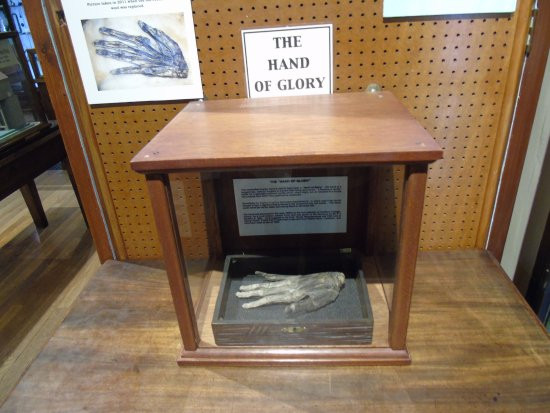 Tương truyền, chỉ cần cầm theo bàn tay trên, tên trộm có thể nhìn được trong bóng tối và có thể tàng hình trước những người khác.