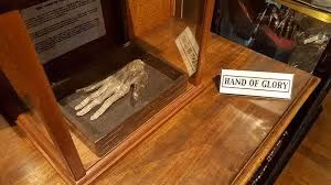 Nhờ "bùa may mắn" rùng rợn trên, kẻ trộm có thể mở được mọi ổ khóa, "đóng băng" chủ nhà khiến họ không thể cử động hay la lớn để đánh thức mọi người bắt trộm.