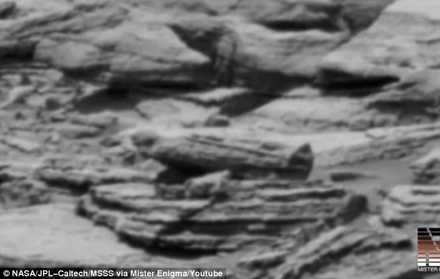 Cụ thể, ông Enigma phân tích hình ảnh của NASA và chỉ cho mọi người thấy vị trí "vật thể lạ" trên bề mặt sao Hỏa.