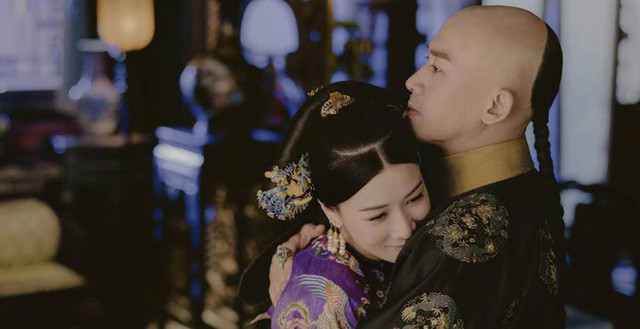 Ô Lạt Na Lạp thị xuất thân trong một gia đình quyền quý và được gả cho hoàng đế Càn Long khi ông là thái tử. Khi đó, bà được phong làm Trắc Phúc tấn.