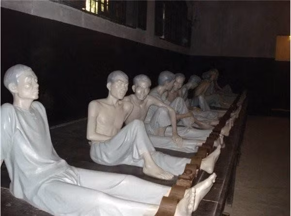 Các phòng giam, xà lim trong nhà tù Hỏa Lò được xây dựng đặc biệt kiên cố, chật hẹp, thiếu ánh sáng, ngột ngạt và mất vệ sinh. Những người dân yêu nước và các chiến sĩ cách mạng bị giam cầm tại nhà tù này phải đối mặt với những kiểu tra tấn, ép cung rùng rợn và tử hình.