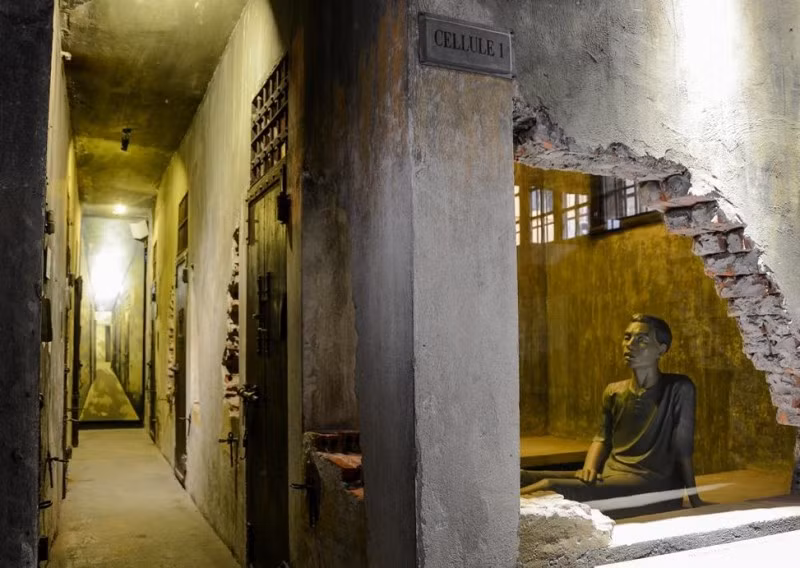 Những chiến sĩ cách mạng còn biến nhà tù Hỏa Lò thành nơi rèn luyện lý tưởng và bồi dưỡng ý chí đấu tranh chống lại kẻ thù, giành độc lập tự do cho đất nước.