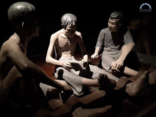 Dù bị kẻ thù tra tấn, hành hạ tàn khốc nhưng những người dân yêu nước và các chiến sĩ cách mạng Việt Nam vẫn giữ mãi tinh thần quả cảm, không bao giờ đầu hàng.