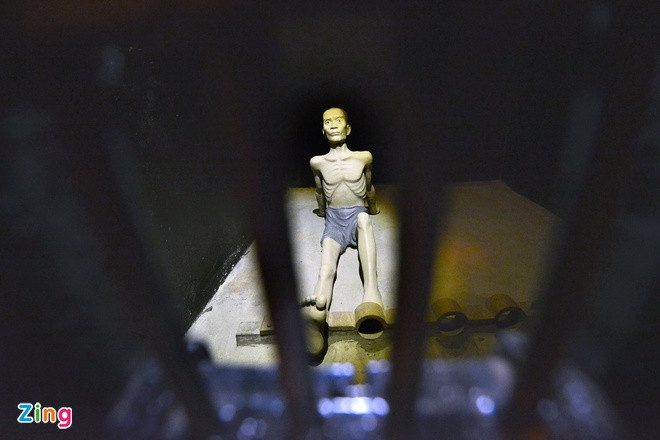 Tù nhân tại nhà tù Hỏa Lò luôn phải chịu đựng việc bị gông cùm, đánh đập tàn bạo, bắt lao động khổ sai... Theo đó, không ít tù nhân bỏ mạng tại nhà tù khét tiếng này của Pháp.